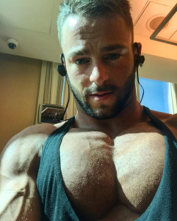 jockboyjay01: nicephysiques: Eric Janicki