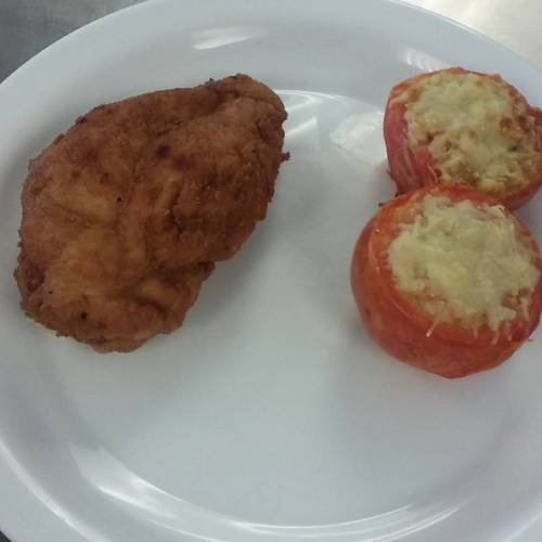 Frango a Kiev com tomates recheados #carneseaves #2Semestre #Gastronomia #gastronomiafmu #2016 (em F