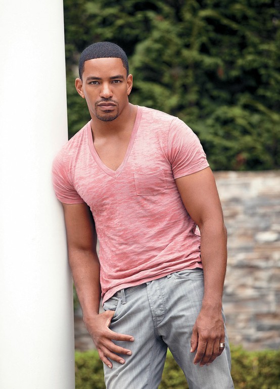 tightvaboi:  bigdickedbisexual10:  fcsdtrmntn:  Laz Alonso……another piece of