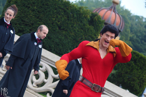  no one poses like gaston! [the disney villains promenade, disneyland paris] 