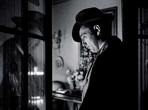 genekellys:ROBERT MITCHUM in OUT OF THE PAST dir Jacques Tourneur