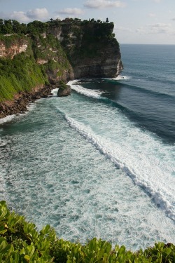 irisofjordan:  Uluwatu Temple ( Bali) by kozyndan/flickr  i want to go to there