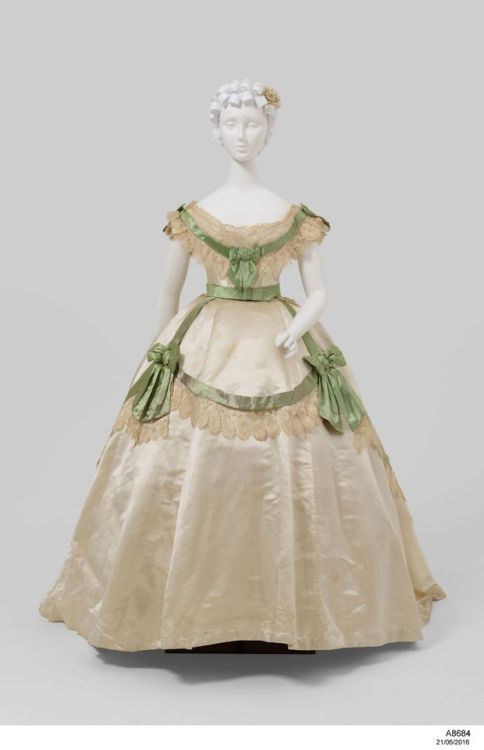 fashionsfromhistory: Wedding Dress with Interchangeable Bodicesc.1865Museum of Applied Arts &amp