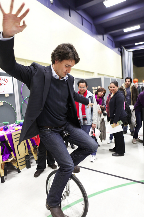 lunicycliste:  Le premier ministre du Canada Justin Trudeau en monocycle! :) The prime minister of C
