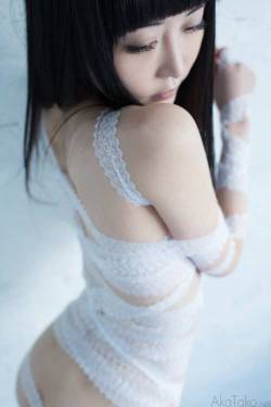 akatako:  Nananano is the star of Hajime Kinoko’s CDROM “White”.Includes 136 photos of her!