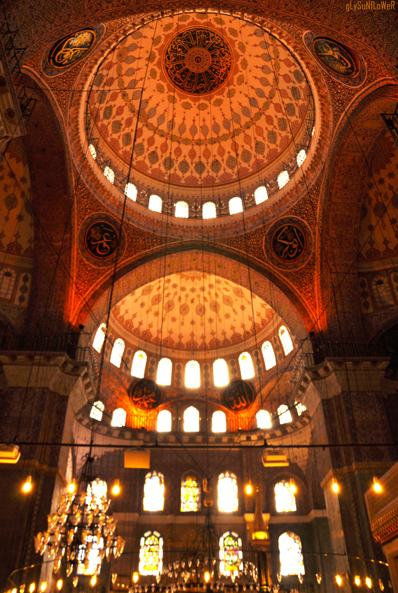 ﷲ Eмinöηü Yeηi Cαмi ﷲ
(Eminönü Yeni Cami) The New Mosque (1597) is an Ottoman imperial mosque located in the Eminönü district of Istanbul, Turkey. It is situated on the Golden Horn at the southern end of the Galata Bridge. It is one of the best-known...