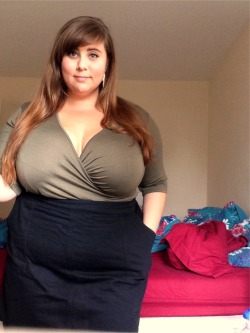 chubby-bunnies:  Trying to not hate my belly :/ on the plus side this skirt has pockets!  Cute gal and cute outfit :)