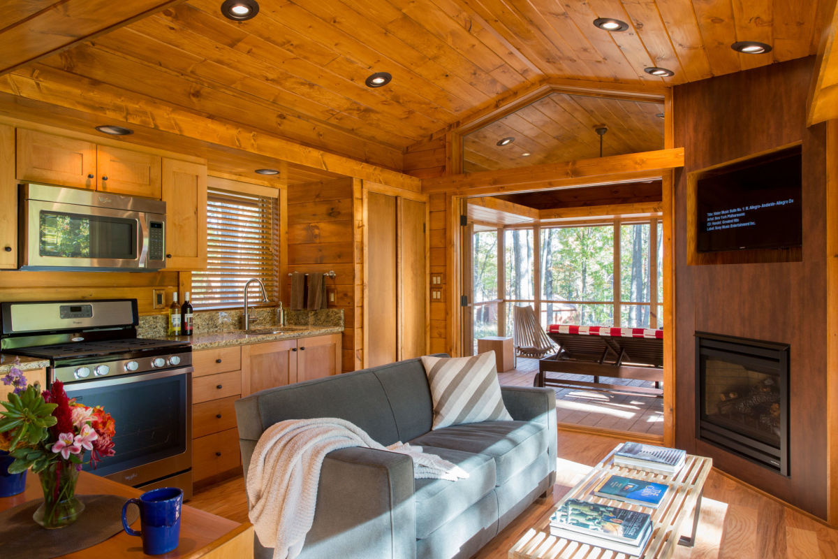 meghantopus:This gorgeous cottage is 568 square feet including the screened porch,