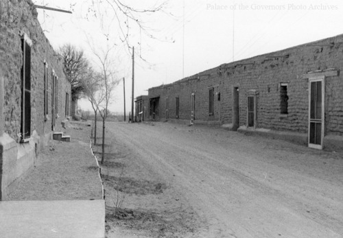 Street and adobe buildings in Doña Ana, New MexicoPhotographer: Howard BryanDate: 1955Negativ