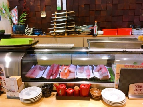I had lunch at a sushi restaurant in my neighborhood. All the sashimi fish tasted so good and fresh.