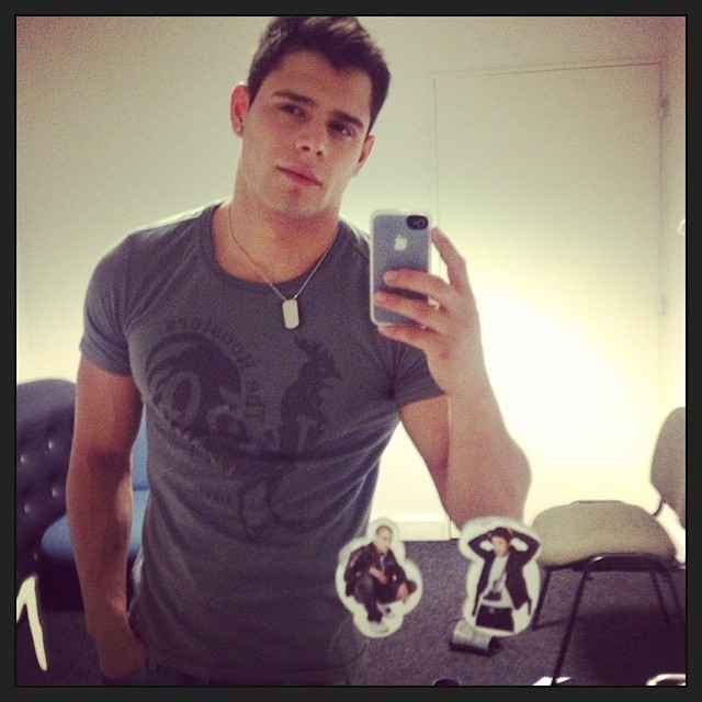 instaguys:  Guys with iPhones Source: gwip.me 
