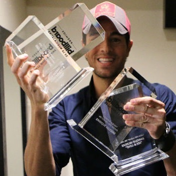 Day 18 of #30dayenriquechallenge  Enrique Iglesias with an award  Enrique Iglesias with 9 awards at 