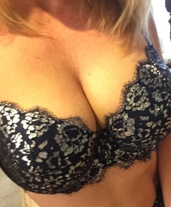 secretsliebeneath:  Sundays aren’t complete without a little cleavage. Here’s hoping @curiouswinekitten2 is enjoying her day 💋