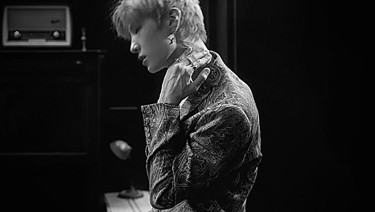 monochromatic-vixx:touch & sketch: hands