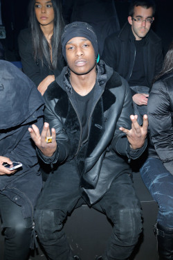 spiritualboner:  haha at the guy behind Rocky.