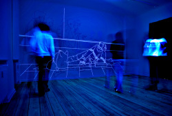 projectorss:  Light Drawing I – metropolis by Jeongmoon Choi 2007 / Fäden, Schwarzlicht, Halogenlampe, Multifunktions Zeitrelais Wandzeichnung / Je 584 x 310 cm / Einzelausstellung / Galerie Gillian Morris, Berlin 