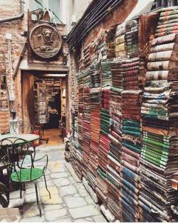 wakeourworld: 5stationary:  Bookshop in Venice,