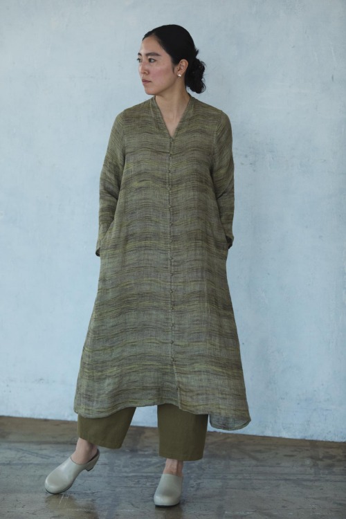 リネンシルクの絣糸を使い、細かなジャカード柄を手織りで織り上げた。今やインドでしか実現できない手仕事の一つ。1枚目 ¥74,8002枚目 ¥74,800Photograph by Isao Hashi