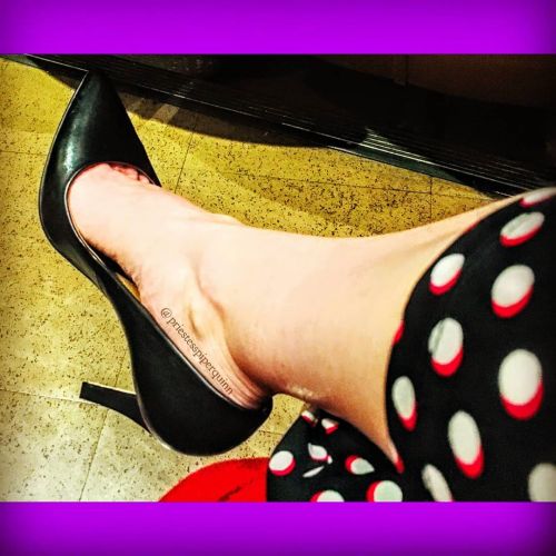 A simple yet elegant #size6 #black #stiletto for your Wednesday. What other types of shoes do you li