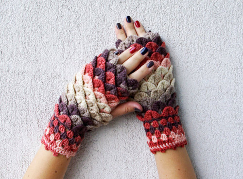 anotherdayforchaosfay:ponies-on-paper:sosuperawesome:Dragon Scale Fingerless Gloves by Mareshop on E