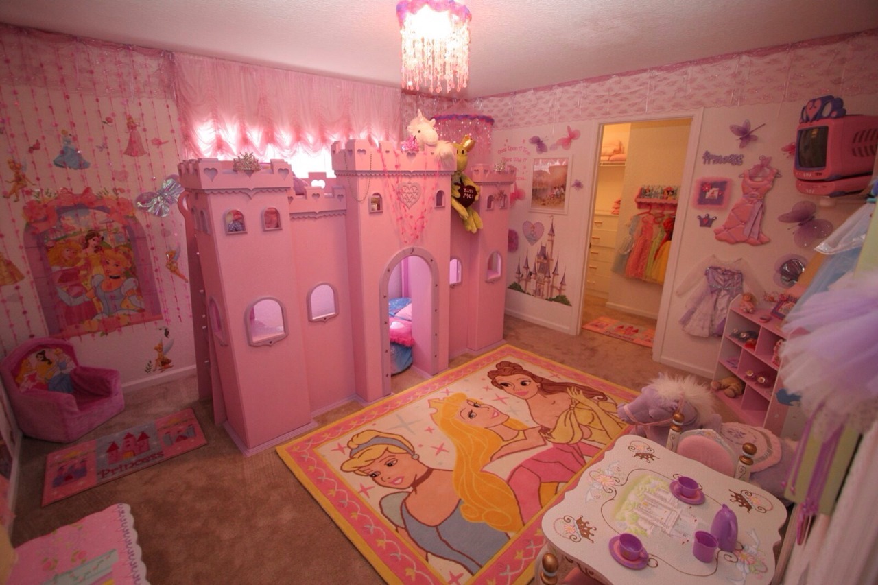 ladylikelittle:  ladylikelittle:  therefore i get a princess room!  Update: still