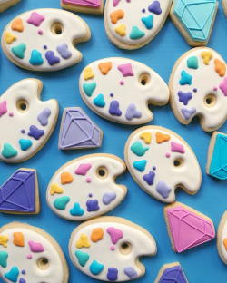 Mayahan:  Baker Holly Fox Uses Cookies As Confectionary Canvases For Colorful Art