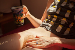 naked-tea:  Morning Earl Grey in bed.Doe