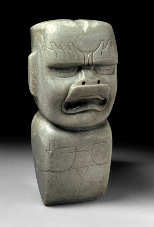 Votive axe or celt (Olmec, Mexico), made of aventurine (a type ofquartz, usually green).The figure h