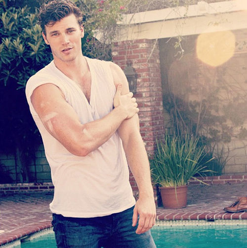 mancrushoftheday:  tiosquequitanelhipo:  Derek Theler  Reblogged via @man_crush