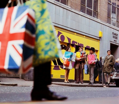 isabelcostasixties:Shoppers on Carnaby Street, in Soho, West London, 24th October 1967. Photo by Lic