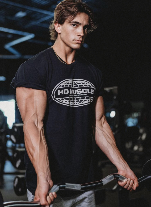 musculargodsamongmen: kyle kuznik  