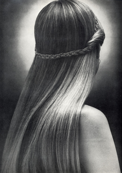 fragrantblossoms:John Swannell for Vogue, December, 1977.