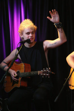 hotdamn5sos:  Q102 - August 13, 2014 - Philadelphia [HQ] 