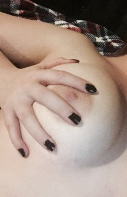 cumkeepmewarm:  Come play with my breasts