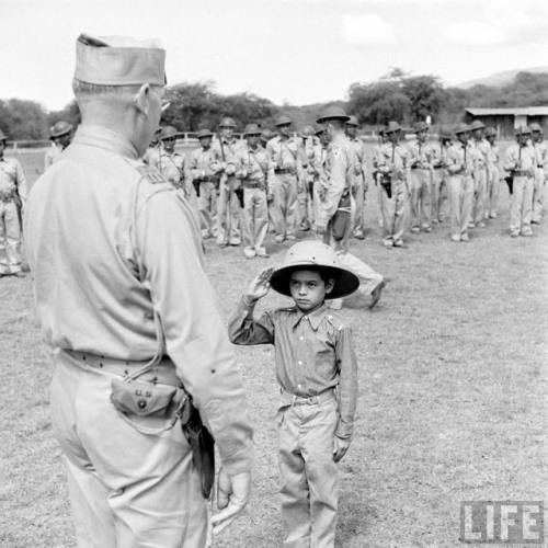 Aren’t you a little short for a soldier?(Joseph Scherschel. 1942)