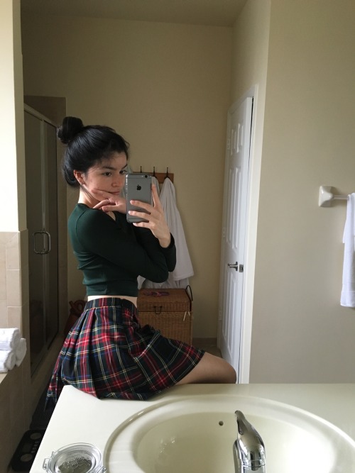 synrs:jan 13 ig: punkzbunny A gorgeous young lady in a gorgeous tartan skirt. Love the photo!