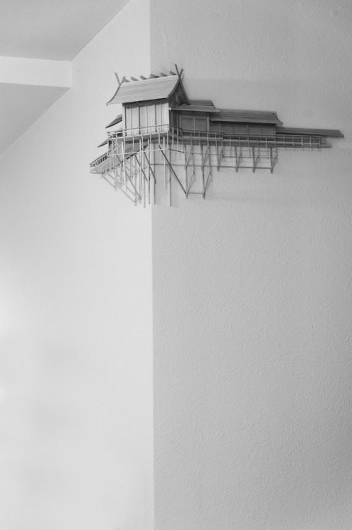 shimoda-text:  依代 一般的に建築は大きすぎるので「縮尺」という概念を用いて設計をする。しかし神棚には縮尺がない。姿形はなにかのミニチュアのようでありながら常に１分の１の縮尺で現れる。神