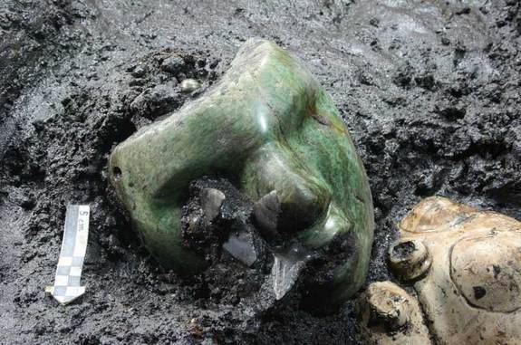 sixpenceee:A 2000 years old green serpentine stone mask was found at the base of