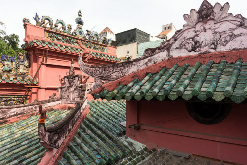 If you’re visiting the Jade Emperor Pagoda don’t miss out going to the rooftop of the temple. Read a