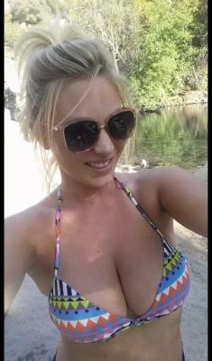bikiniboob:  Busty Selfie 