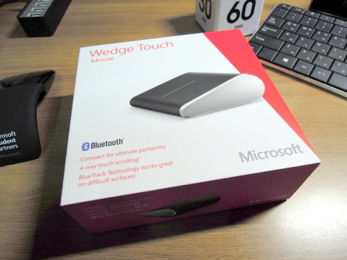 2012-12-14 Wedge Touch Mouse 웨지 터치 마우스
태블릿 + 웨지 모바일 키보드 + 웨지 터치 마우스 = 완벽한 모바일 작업 환경!
웨지 키보드: http://tmblr.co/ZenvZyZMt7Xc