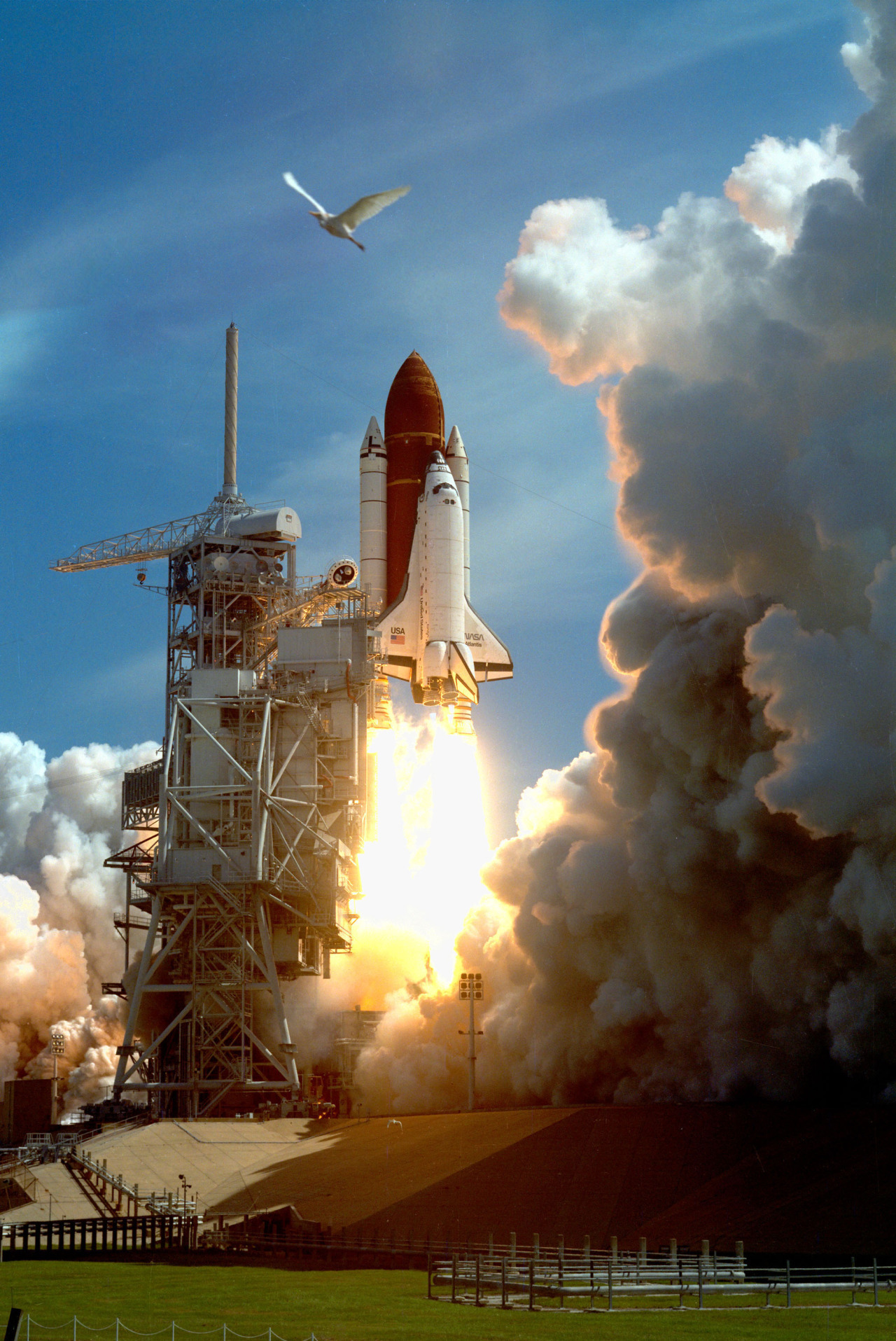 humanoidhistory: TODAY IN HISTORY: A spectacular view of the Space Shuttle Atlantis