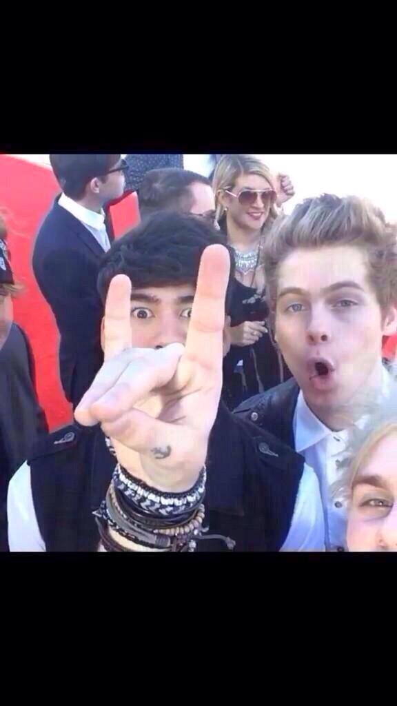 touchmemalum:  even at the VMA’s X 