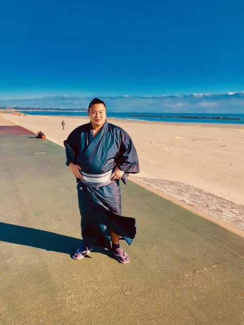 That oil slick kimono (worn by rikishi Tobizaru Masaya) is mesmerizing!