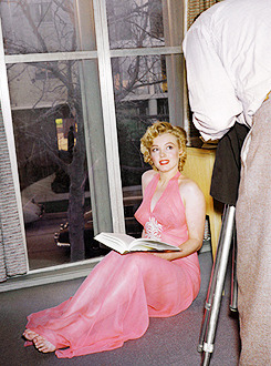 9090432-deactivated20140709:  Marilyn Monroe photographed by Philippe Halsman, 1952.  Reading is sexy!!!