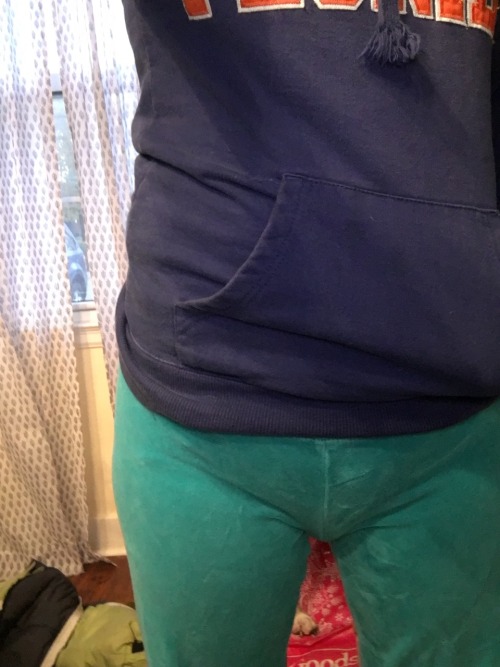 diaperedmilf: I hada accident but have to hang up Christmas lights. Hopefully my neighbors will thin