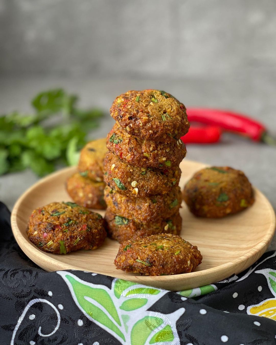 Begedil. 🥔
Traditionally, these are potato patties with meat filling.
And fried in oil. 😱
Enjoyed as a snack by all in Malaysia.
Not healthy at all. ☹️
But very delicious.
So what’s the solution?
Make a raw vegan version!
Not only raw vegan but also...