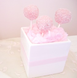 kawaiistomp:  Pink cake pops ~ (photo credit)