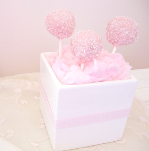 XXX kawaiistomp:  Pink cake pops ~ (photo credit) photo