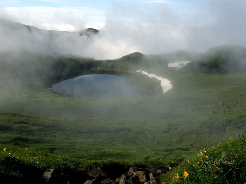 鳥海山　鳥ノ海火口　７月   Tori-no-umi crater, Mt. Chokai-san volcano